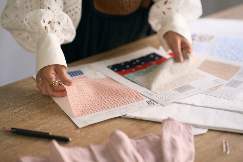 布の手触りや色合いにもこだわって