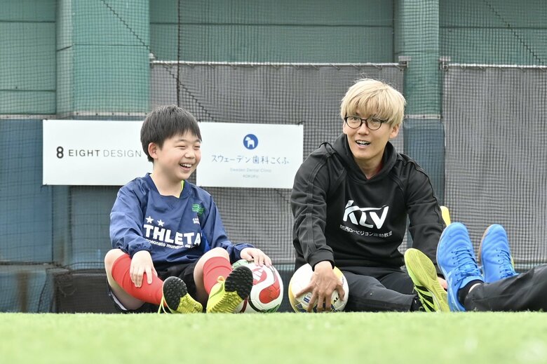 関西ロービジョン運動教室。視覚障がいのある子どもたちにサッカーを教える様子 (c)KLV