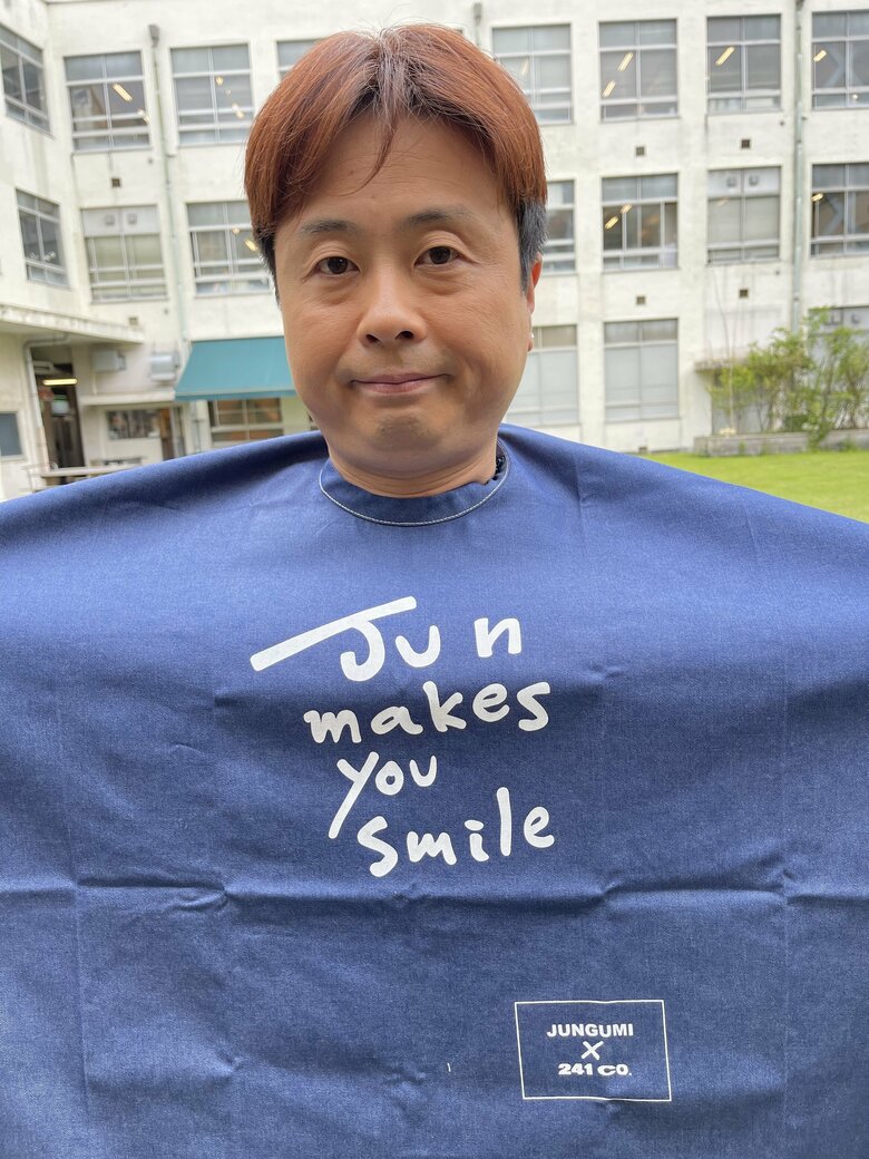 介護職員用のエプロン。製造は地元・岡山のデニム工場241CO.が協力。ジーンズ製造での余り布を使用してSDGsにもつながっている