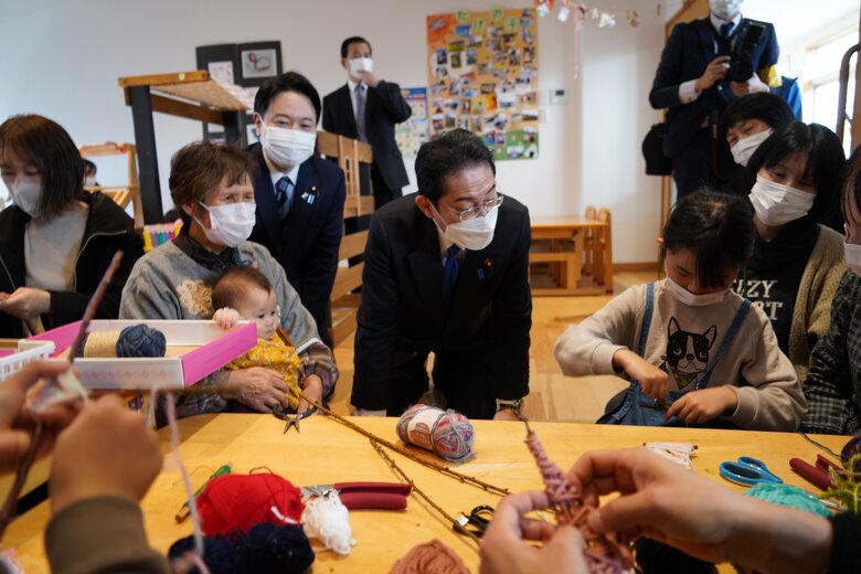 なぎチャイルドホームを訪れた岸田総理。小さい子どもからお年寄りまで一緒に活動する様子を真剣に視察している