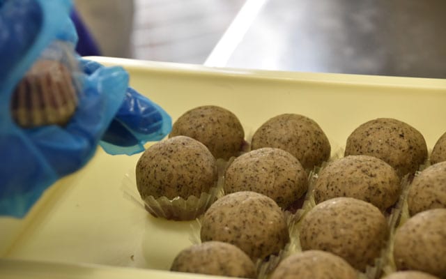 一つ一つ手作業で丸められていく「ほうじ茶黒米もち」のおはぎ。ほうじ茶の香ばしい味わいが口の中に広がる