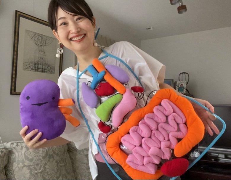 「腎臓生活チャンネル」を開設し自宅でて撮影。身につけてるのは臓器エプロン。2020年9月