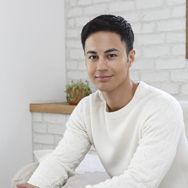 タレント、ファッションモデル。1987年アメリカ合衆国フロリダ州マイアミ生まれ。2004年よりファッションモデルとして活動し、現在モデル、タレント、俳優として幅広く活躍中。曽祖父はドミニカ共和国大統領。5歳のとき両親が離婚し日本へ。それまでの裕福な生活が一転し、いじめ、非行など波乱万丈な思春期を過ごす。私生活では3人の子の父親。