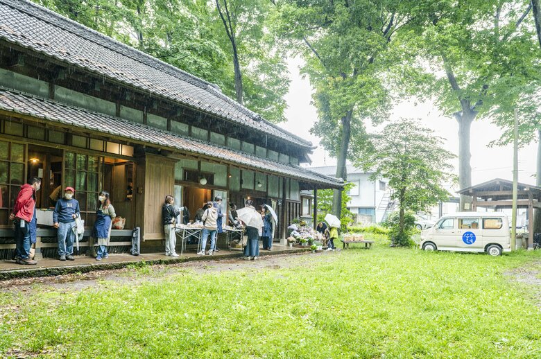 築150年の古民家で開かれる「夜パンB&Bカフェ」は、新緑に囲まれた自然溢れる場所で