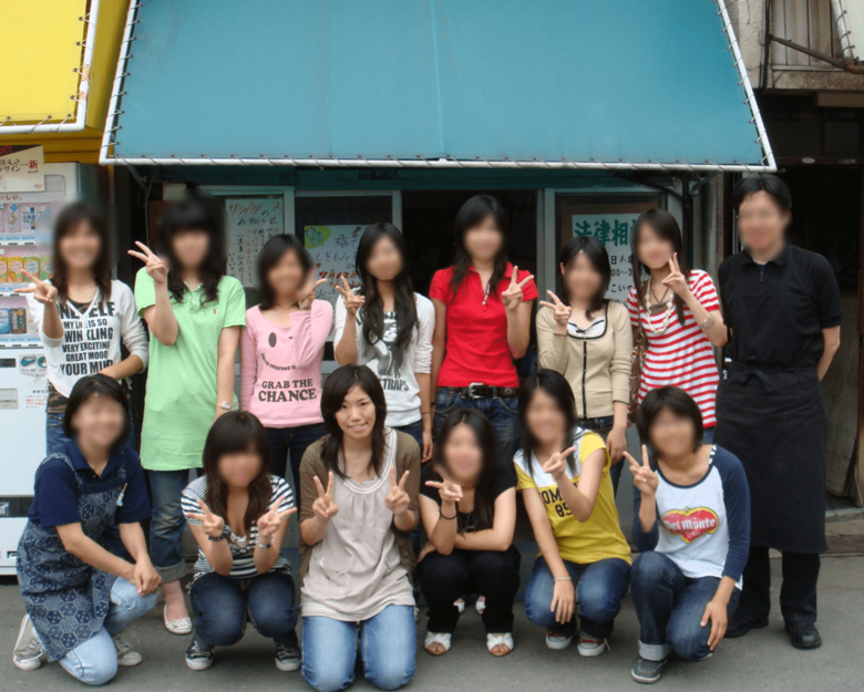 14歳のとき、炊き出しのボランティアに初めて参加した（前列左から3人目が川口さん）