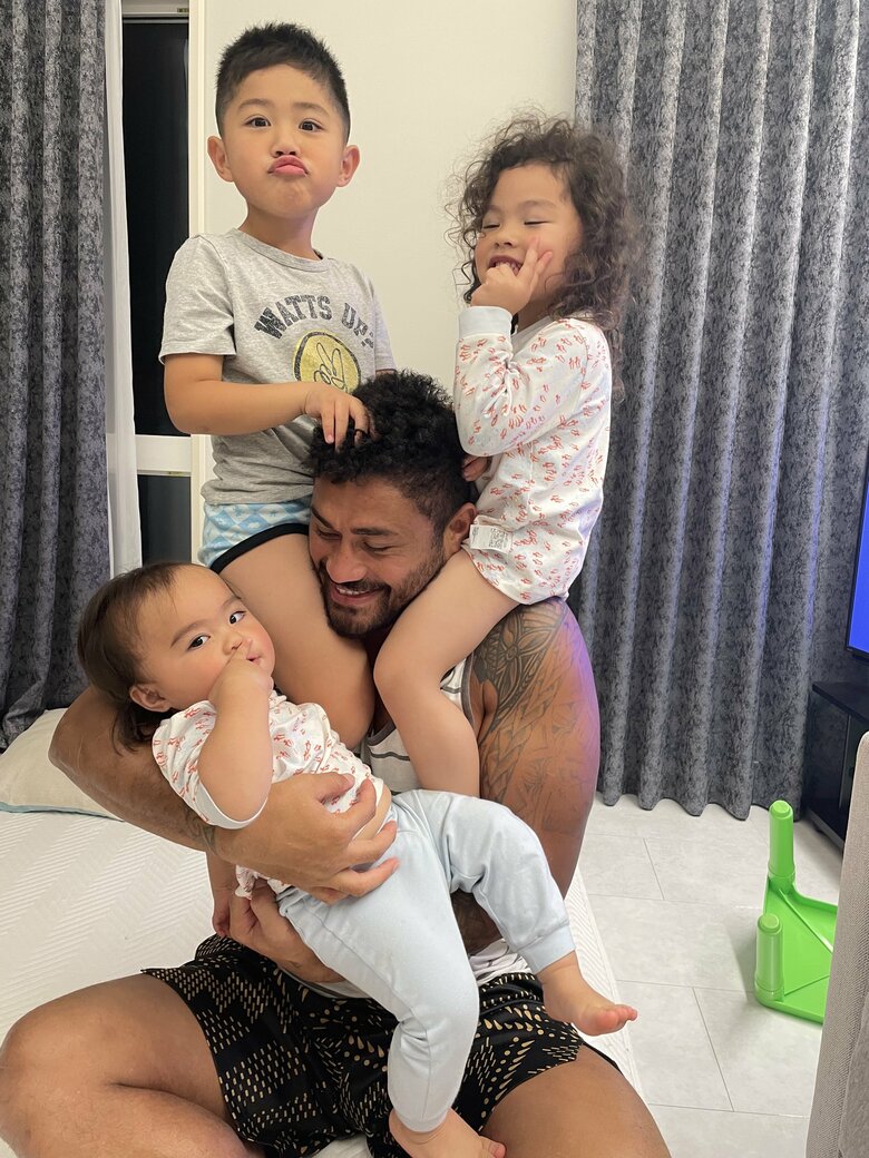 3人の子どもたちをまとめて抱えるナキさん。さすがラグビー選手！