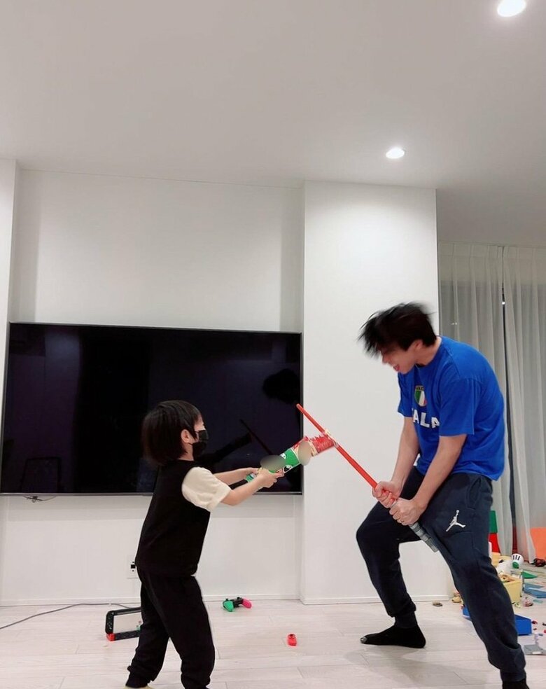 髪をなびかせて息子と遊ぶアレクさん