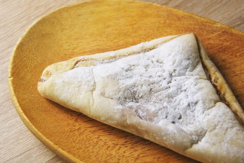 それでは生地のみを一口いただいてみましょう。しっとり＆もっちりテイストが、口いっぱいに広がります。“お餅”のような味わいなので、一口食べただけではパンと気づかないかもしれません。