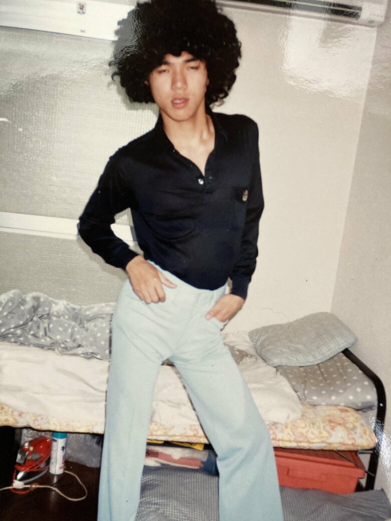 雰囲気が懐かしい！アフロヘアでポーズを決める若かりし頃の清水さん