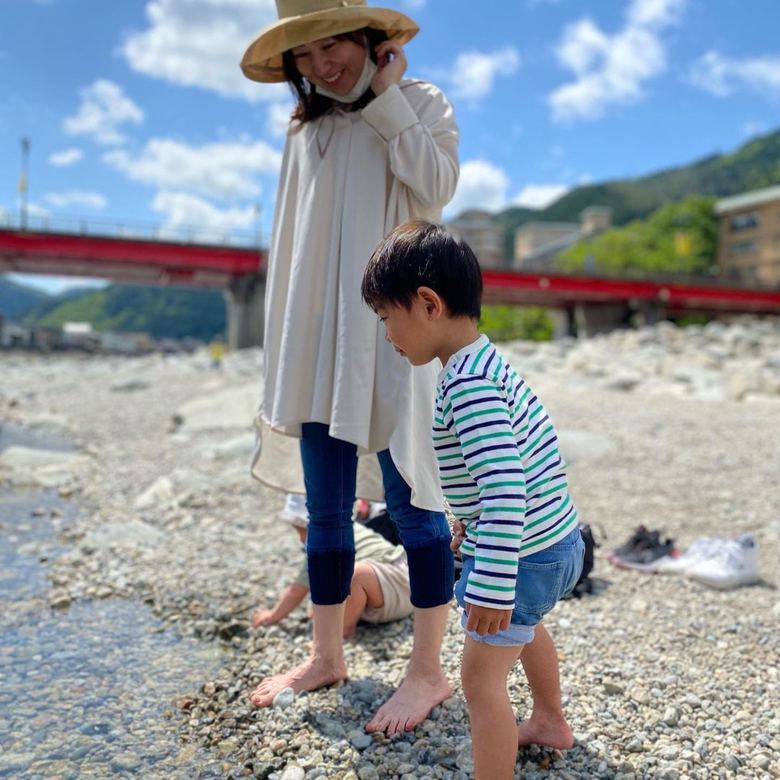 MBS在職中に出産した長男と川遊びに出かける豊崎さん。「子どもの好奇心を伸ばしてあげたい」と話す
