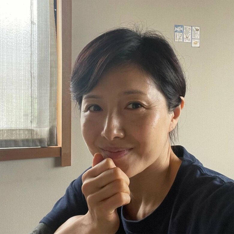 SNSで50代とは思えないすっぴんを披露