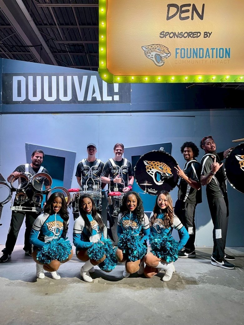 NFLチアは試合だけでなく地域イベントやチャリティー活動など、様々な場所でパフォーマンスを行う