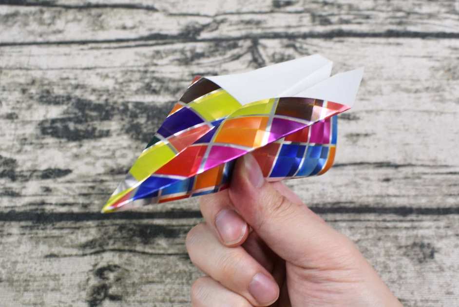 ダイソーで買えるおもちゃ3Dおりがみ」で紙飛行機を折った画像