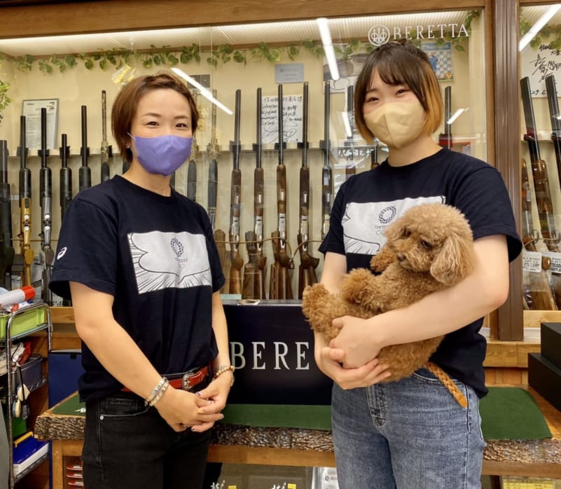 娘の芽生さん(右)と写るクレー射撃の中山由起枝選手(写真提供・中山選手)