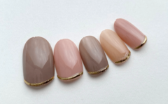 ojimiさんのおうちネイル「チグハグカラーのゴールドラインネイル」