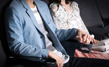 「車に乗って」「個室で」…密にならない映画観賞スタイル