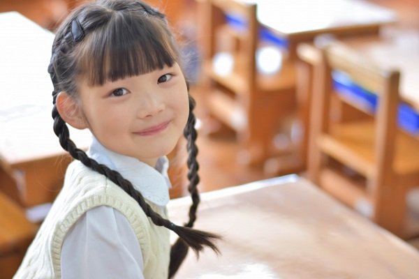 授業参観に参加する子どもの画像
