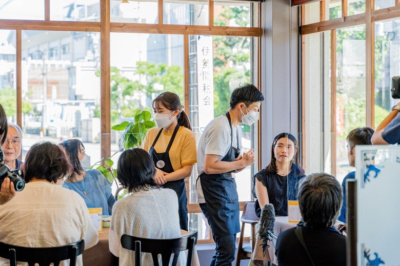 2022年7月三重県伊勢原市で開催された「注文に時間がかかるカフェ」の様子