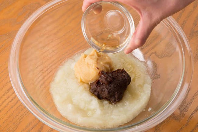 ②１に赤みそ、白みそ各80gとりんご酢大さじ１杯を加える。