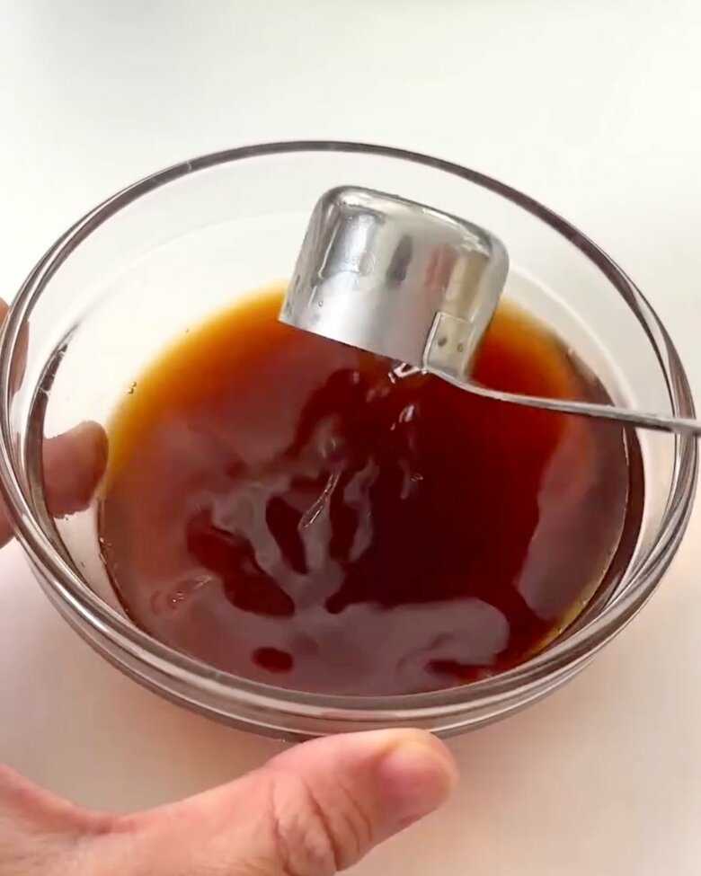 砂糖、しょうゆ、みりん、酒、酢を混ぜ、たれをつくる