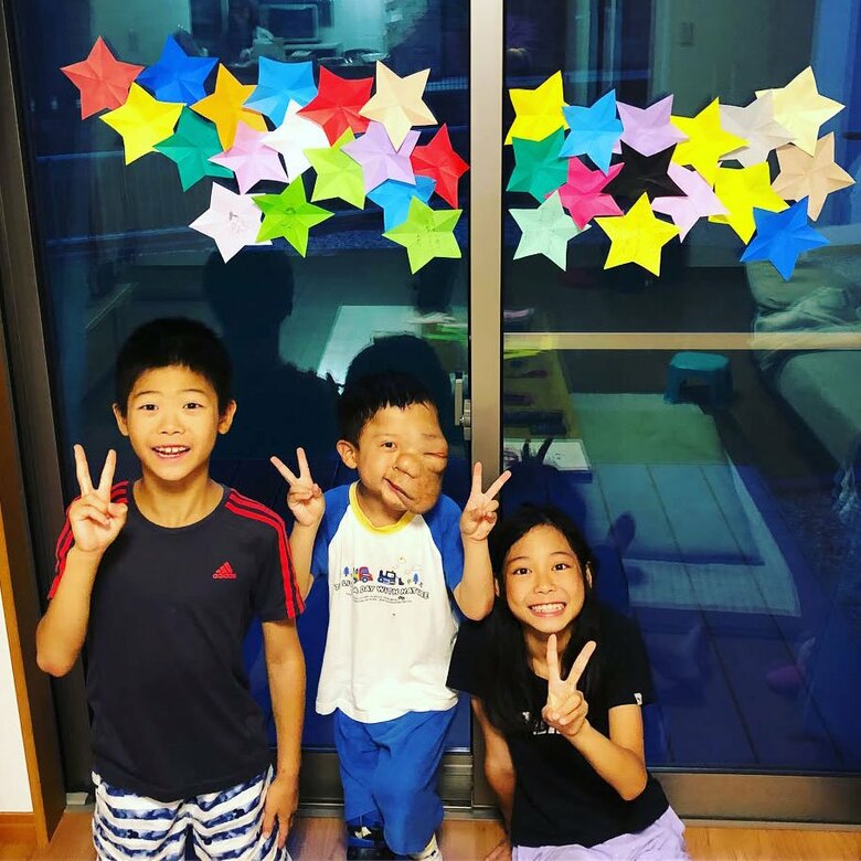 七夕の日、雨で天の川が見られないため自宅に天の川を子どもたちが作った