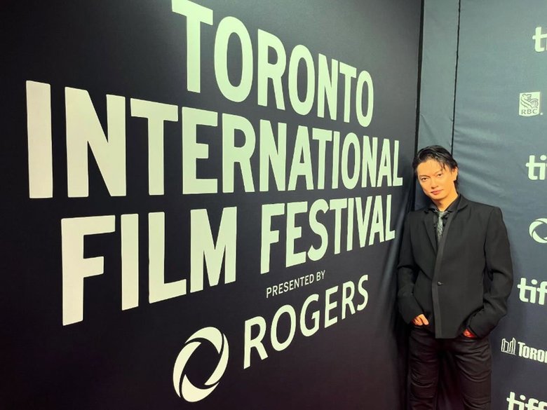 現在は俳優としても活躍する