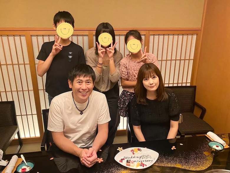 結婚20周年を祝って家族で食事。前列マギー審司さんと妻、後列、長男、長女、次女
