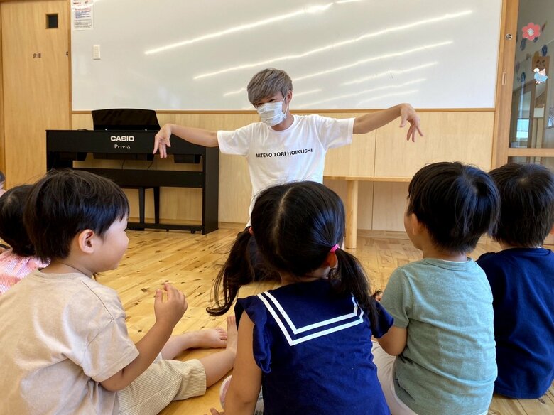 保育園で子どもと接するてぃ先生