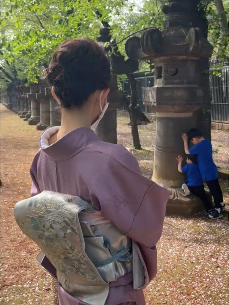 艶やかな着物姿で2人のお子さんを見守る市川さん