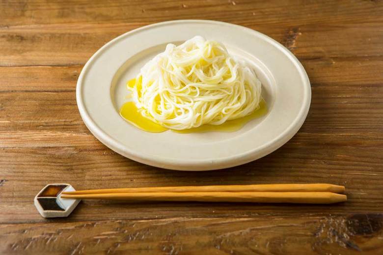 ▲先入観なく食べてみてください。これが、そうめんのイメージを覆すきっかけになるはずです。 慣れてきたらマジックソルトやガーリックソルトで味を変えても。