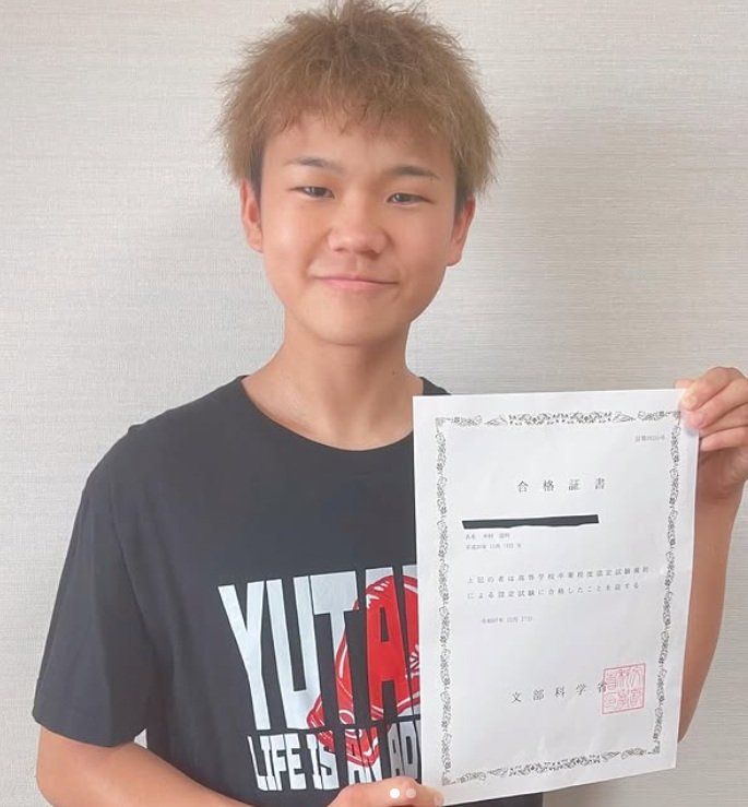 高卒認定証書を手に笑顔のゆたぼんさん