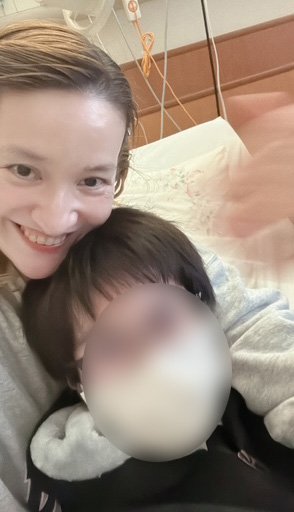 「幸せそう！」病室にお見舞いに訪れた息子さんとの親子ショット