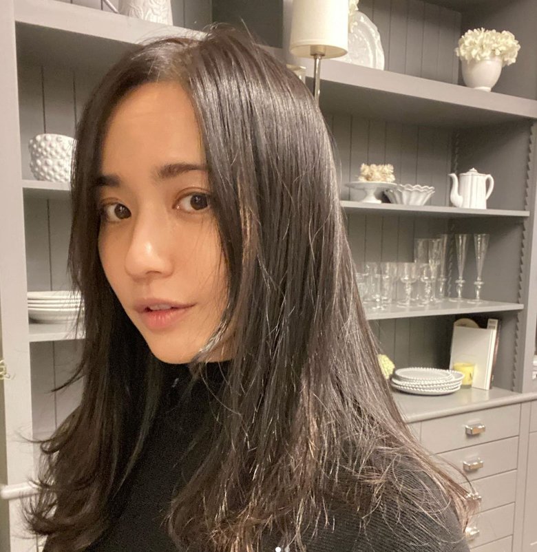 髪の毛をサラリと下ろして