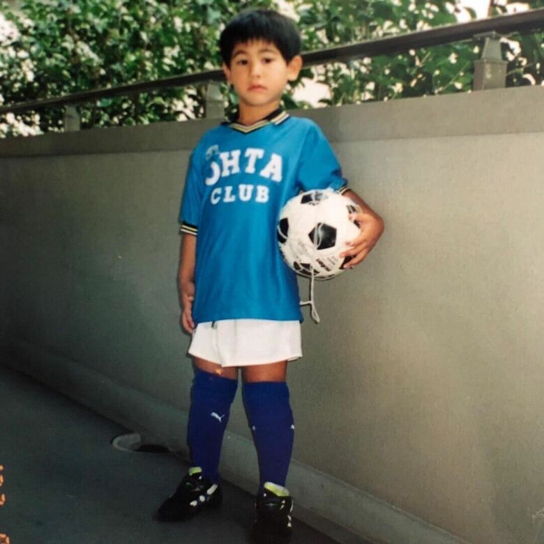 面影が残る少年時代の国山さん。ひたすらサッカーに打ち込んでいたそう（写真提供／本人）