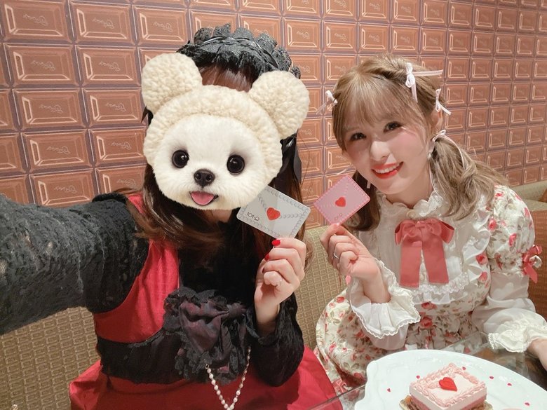 週末はいろいろなウィッグで派手なファッションを楽しんでいる