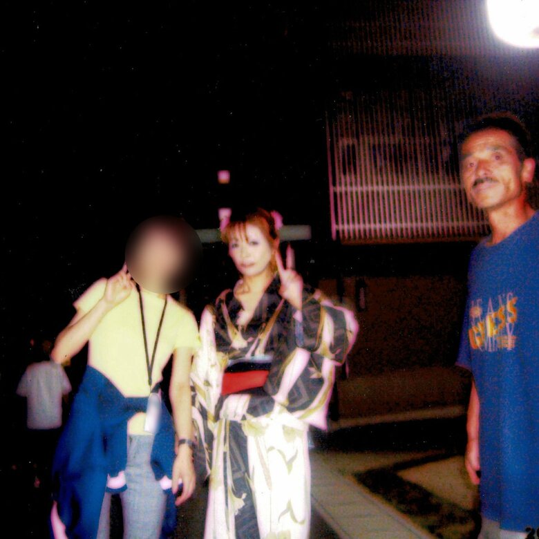 写真左は精神科病院入院中からお世話になっている精神保健福祉士、真ん中が神代さん、右は夫の晋ちゃん