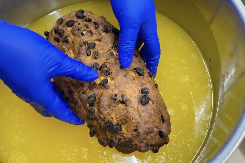 シュトーレンを「バターのお風呂」へ…