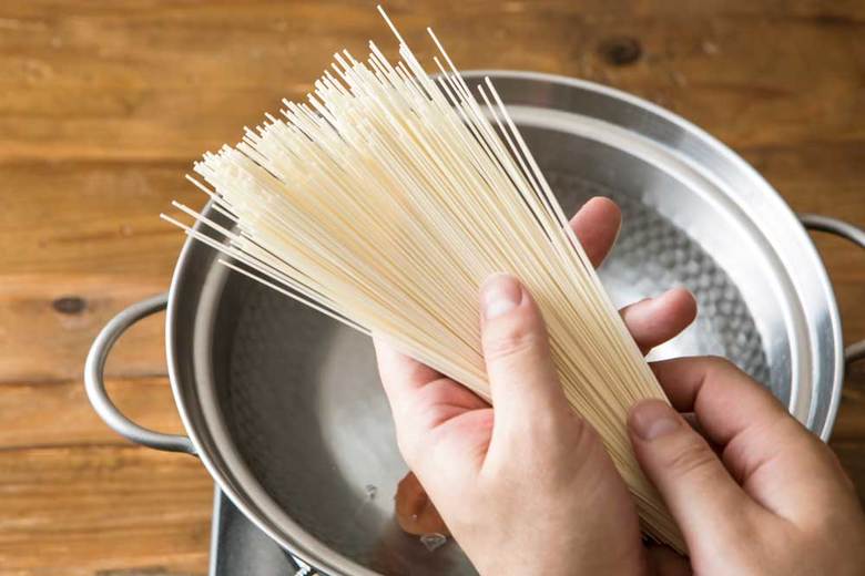 ▲沸騰したら帯から外し、おぐしておいた麺を入れます。