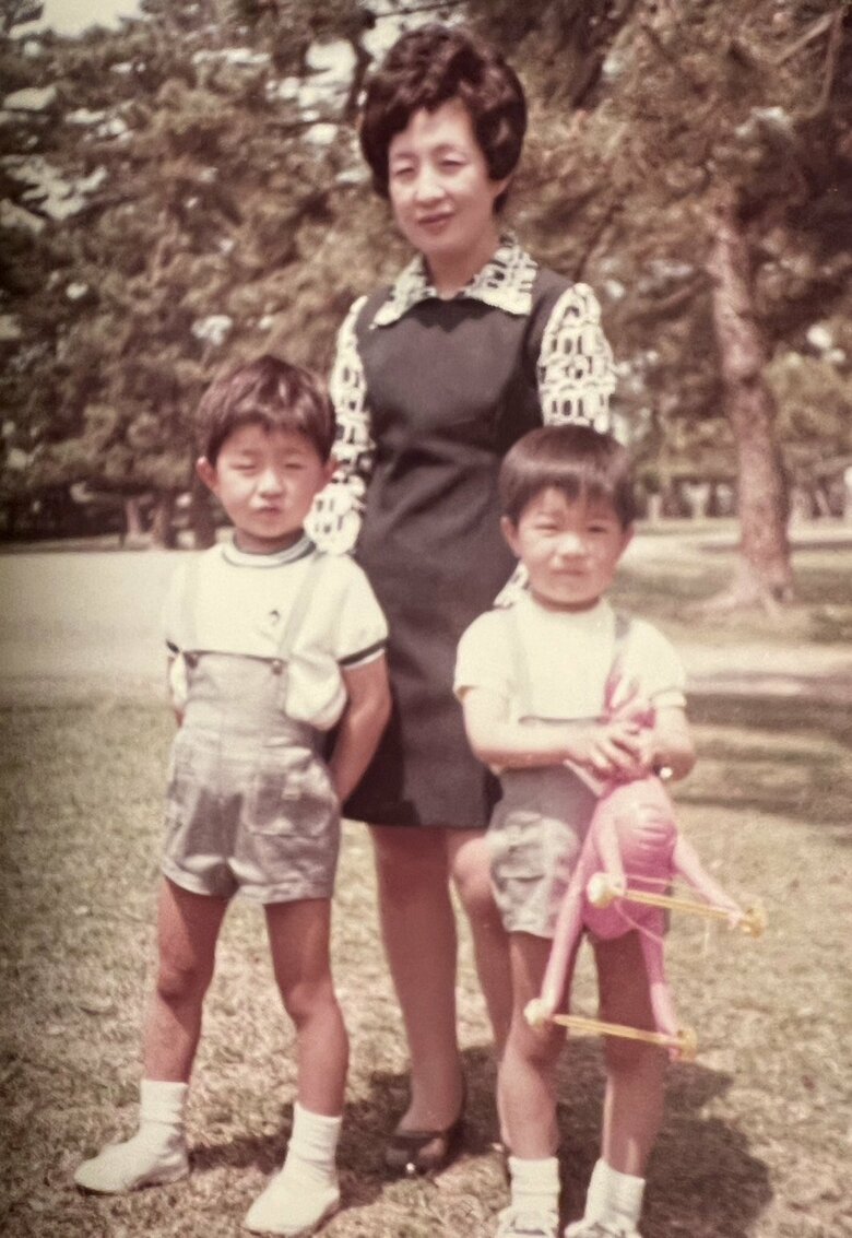 彦摩呂さん6歳のとき（右端）の大切な家族写真。お母さんとお兄さんと