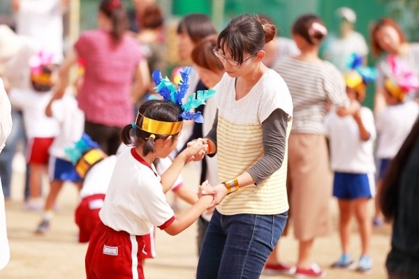 運動会でリンクコーデを楽しむ親子の画像