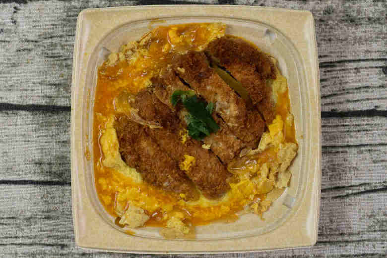 セブンイレブンのおすすめおかず「玉子を味わう！ チキンかつ煮」の実物画像