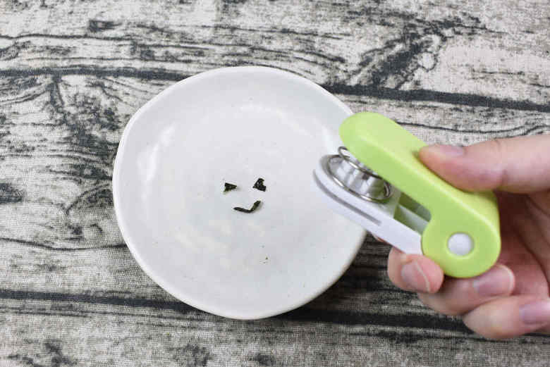 セリアのおすすめキッチン用品「のりパッチン ニコニコ」の実物画像2