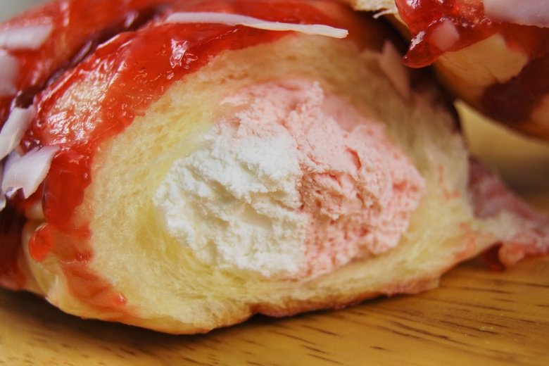 ファミマの人気の菓子パン「いちごクリームコロネ」の実物画像