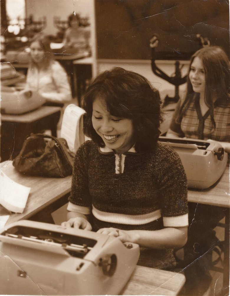 大人びた雰囲気の高校生時代の安藤さん。留学中にタイプに向かうひとコマ