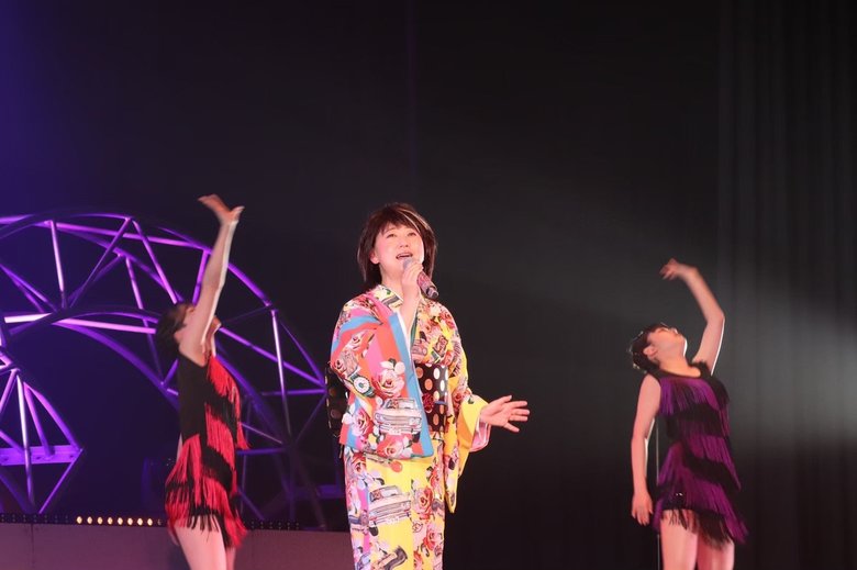 友近さんのキャラクター、水谷千重子さん。地方公演を回る