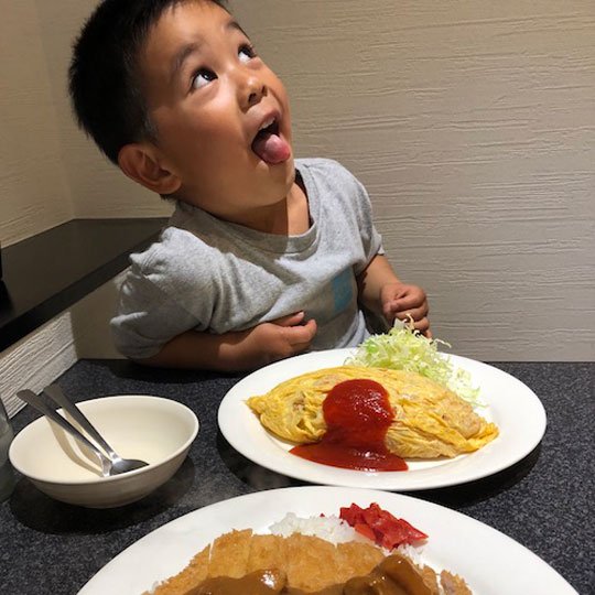 ▲朝まで飲んだり、二日酔いで昼過ぎまで寝たり…そんな事を今やったらコテンパンに怒られます。
もちろん、しませんが！できませんが！
今はこうして、「何食べたい？」って聞いたら毎回「オムライス」って答える息子・晴太朗と外食するのが楽しみ。