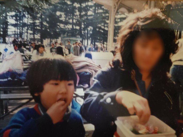 幼少期の菅さんと当時公務員として働いていたお母さん