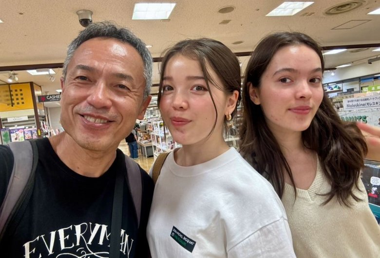 ノルウェー人の元妻との間に授かった2人の娘と。離れて暮らしていても電話やメールでのやりとりは欠かさない