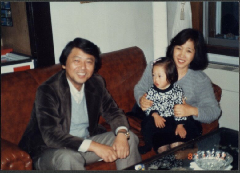 翔子さん3歳、家族3人で団らん