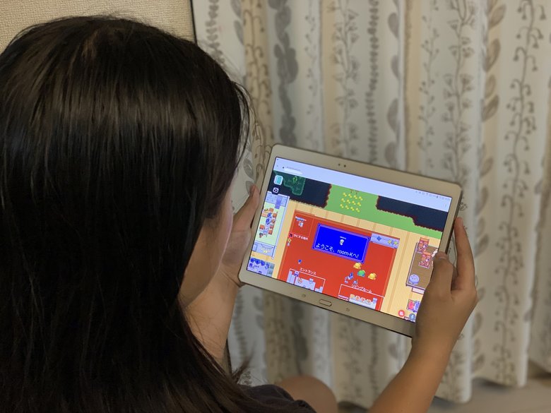 タブレットでオンライン上に作られた学校にアクセスし、授業を受けたり、友達と会話できる